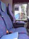 1. Sitzreihe vorne / alle Sitzplätze im Bus haben einen 3 Punkt Sicherheitsgurt