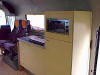 Rechte Küchenzeile mit Kühlschrank rechts unten  / Backofen / 4 Flammen Kochmulde
