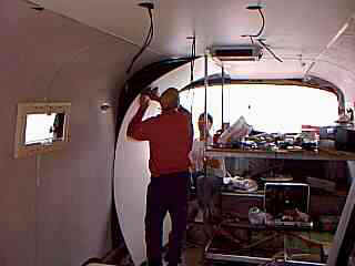Mein Bruder Thomas und Frank Vogel beim Innenausbau mit Resopalschichtplatten im Dekor Vogelaugenahorn grau