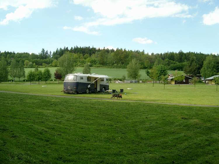 Ein typischer CP in Tscheien, total �berf�llt. Daf�r aber mit See und Feuerstelle vor dem Bus .... 